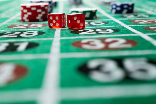 Teen Patti table interface on klikdewa mobile showing three-card hand, pot, and player positions